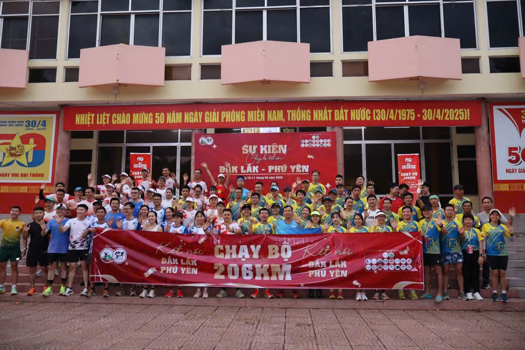 Vận động viên tham gia chương trình chạy bộ khởi hành từ Tượng đài chiến thắng Buôn Ma Thuột